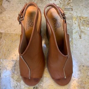 Peep-toe leather booties